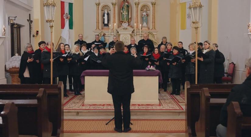 Ünnepi hangulatba öltözött a plébánia udvara dunakömlődön