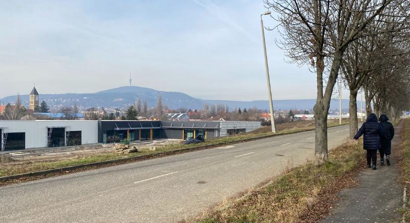 Mikor nyithat az új bevásárlóközpont Pécsen?
