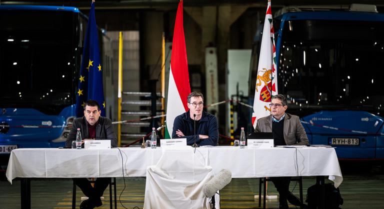 Egy buszgarázsban vitatkoztak össze a főváros vezetői, milliárdokról van szó