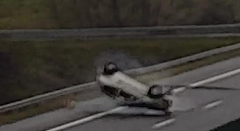 Többször megpördült a levegőben az M1-esen balesetező autó! Íme a videó!