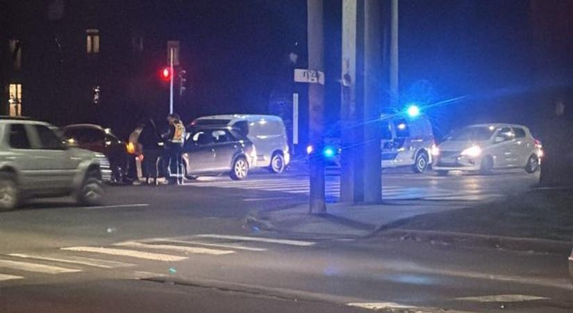 Drámaian folytatódik a hétfő: baleset a Tüzér utca és a 6-os út találkozásánál