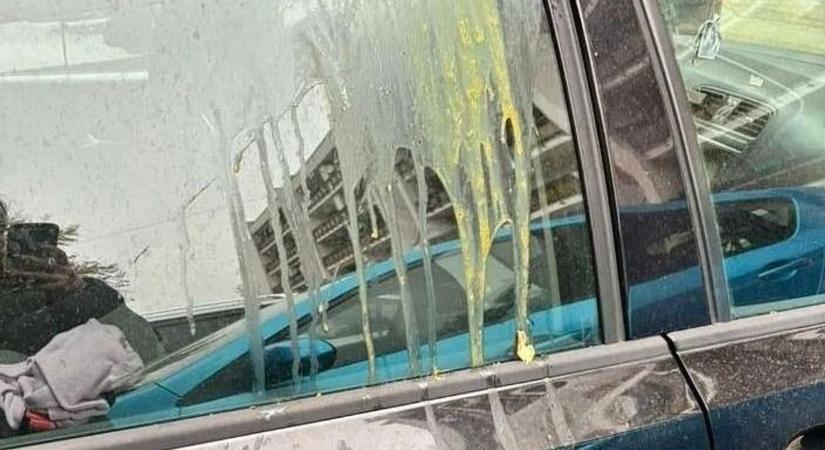 Tojással dobálják az autókat az egyik kapuvári lakótelepen - fotók