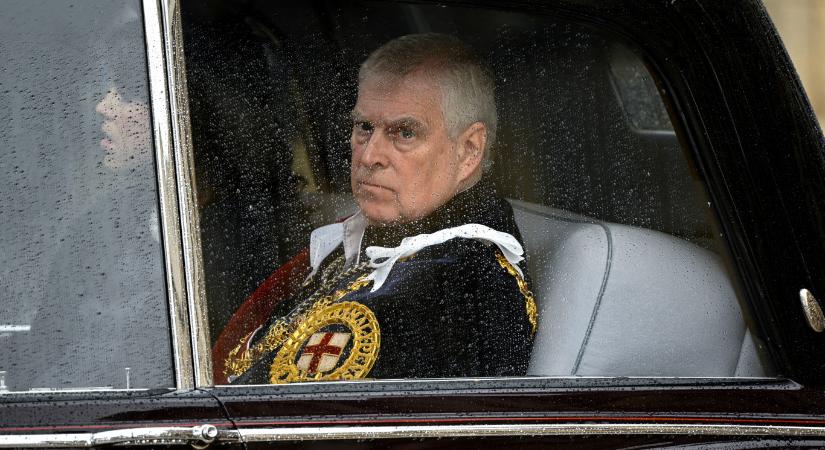 Az utolsó két lovagi címétől is megfoszotta Károly András exherceget