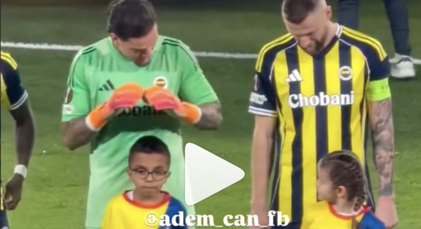 Most kapták fel: A Fener sztárja irtó aranyos volt a Fradi-meccs kezdése előtt - videó