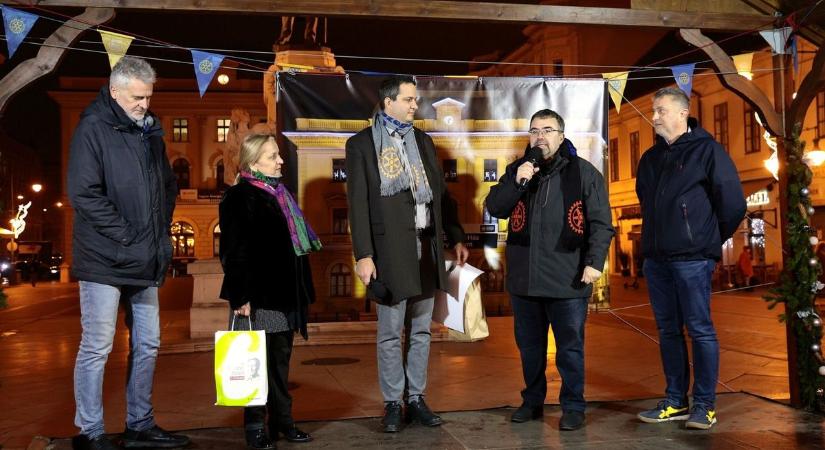 Szegeden már kiosztották az első nagy értékű ajándékcsomagokat – mutatjuk, mivel segítik a rászorulókat