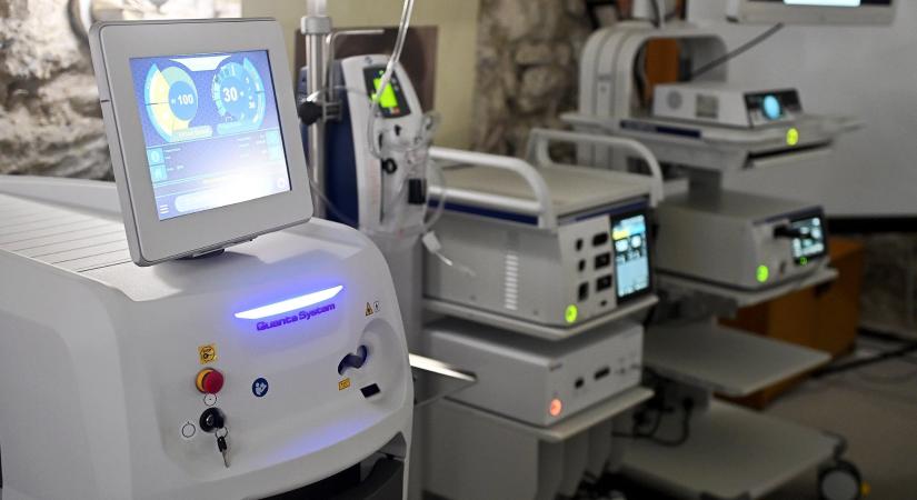 Jelentős fejlesztés az egri egészségügyben – több mint 150 millió forint értékű műszercsomag érkezett az Urológiai osztályra