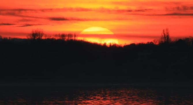 Már csak nagyjából 2 és fél perccel fog hamarabb sötétedni a legkorábbi napnyugtáig