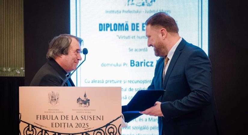 Baricz Lajos plébános is megkapta a Marosfelfalui Fibula díjat Marosvásárhelyen