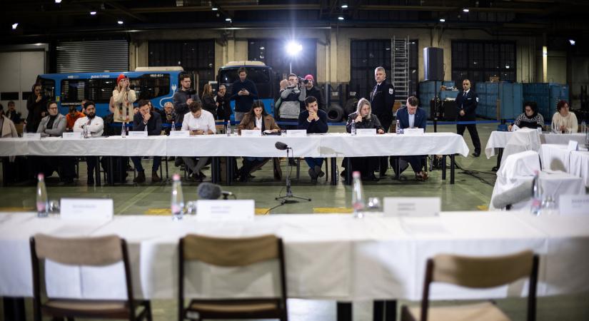 Megszavazták Karácsony javaslatát a buszpályaudvaron tartott rendkívüli közgyűlésen