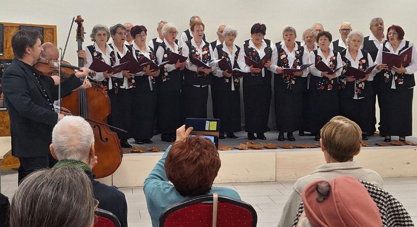 Betyárhangulat szállta meg a Senior Centert, így mulattak a szegedi kórusok – galériával