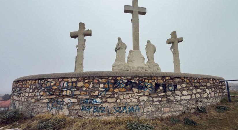 Meggyalázták a tatai Kálvária-dombon álló szoborcsoport falát: fotókon a rémtett