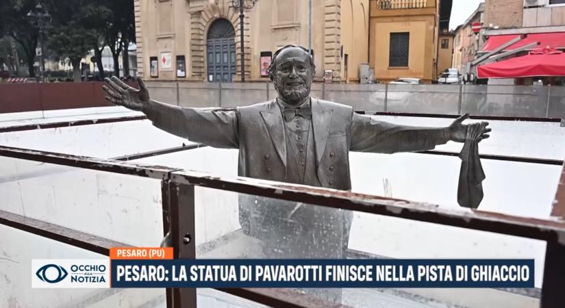 Luciano Pavarottit beépítették egy karácsonyi korcsolyapályába, és ezt nem mindenki találta viccesnek