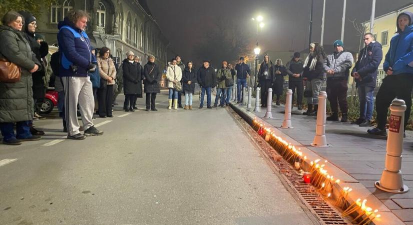 A szabadkai vasútállomásnál az újvidéki tragédia áldozataira emlékeztek (Fotók)