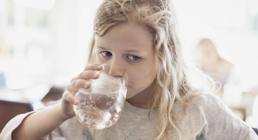 Télen nem annyit kell inni, mint nyáron: ennyi folyadékra van szükségünk valójában