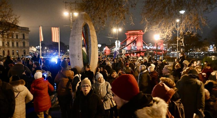 Karácsony Gergely tüntetők élén vonul a Karmelita kolostorhoz – élő