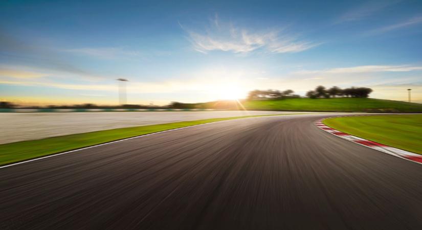 A Williams Forma-1-es csapat kamionjai tűntek fel Székesfehérváron – videó