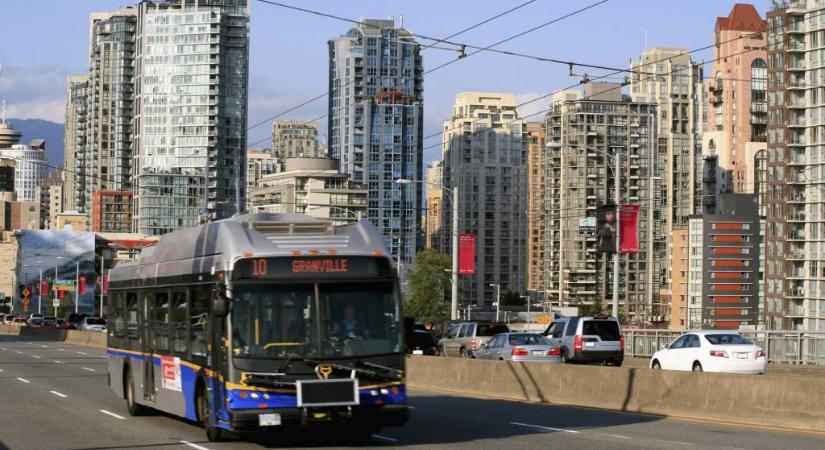 Hihetetlenül szépnek nevezett egy nőt, kirúgták a buszsofőrt