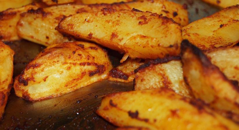 A tepsis krumpli igazán ropogós lesz: csak egyetlen hozzávalót kell hozzáadni