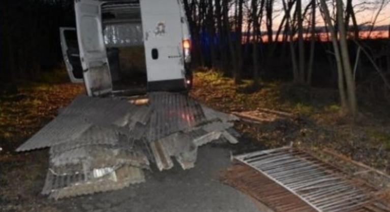 Elvitték az ótarcsi tyúktelep alumínium lemezeit, az egyik elkövető jogosítvány nélküli vezetésért is felelhet