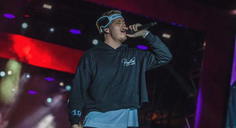 Manuel túlitta magát saját koncertjén – Eltörte a több milliós, drágakövekkel kirakott Cartier óráját