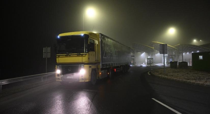Emelik a kamionok útdíját a főutakon, hogy ne a falvakon robogjanak keresztül