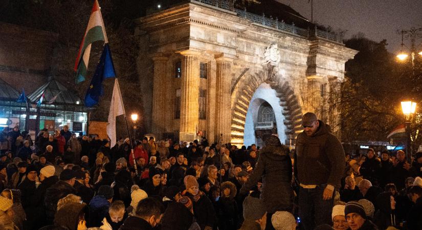 Megindult a menet a Karmelita felé, megtelt a Clark Ádám tér