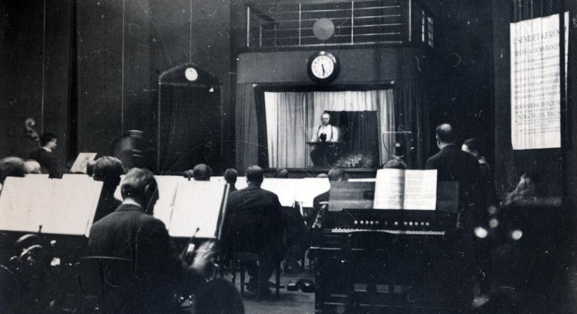 „Szavunkat most meghallgatják jóbarátaink és ellenségeink” – 100 éve indult a Magyar Rádió