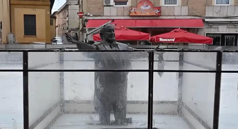 Az olasz kisváros főtéren állt Pavarotti szobra, de ez nem zavarta az oda korcsolyapályát építőket