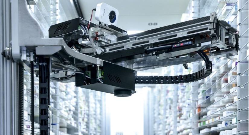 Két patikus munkáját végzi el a robot egyszerre, be is vetik a balatoni gyógyszertárban