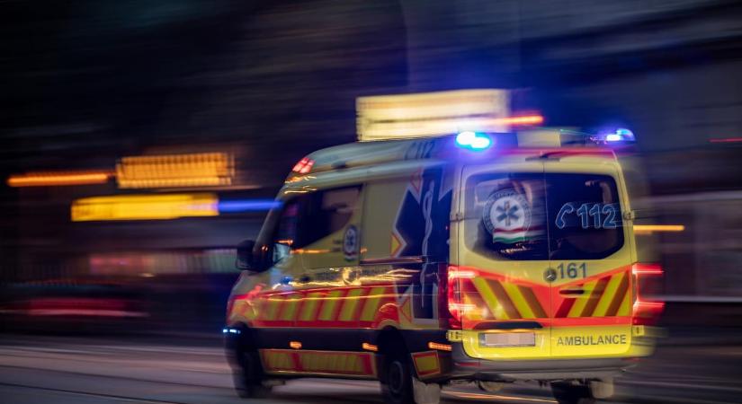 A ruhája és a haja is lángolt egy 19 éves férfinek, aki áramütést kapott egy vagon tetején Rákospalota-Újpesten