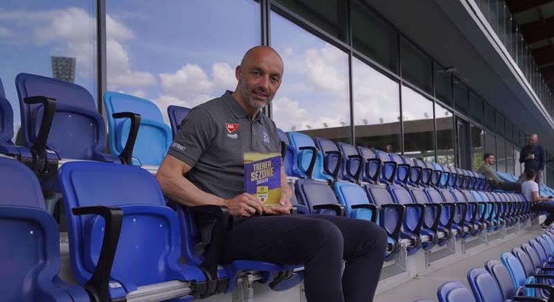 A megvadult drukkerek a Topolya korábbi edzőjének otthonát dobálták fáklyákkal (videó)