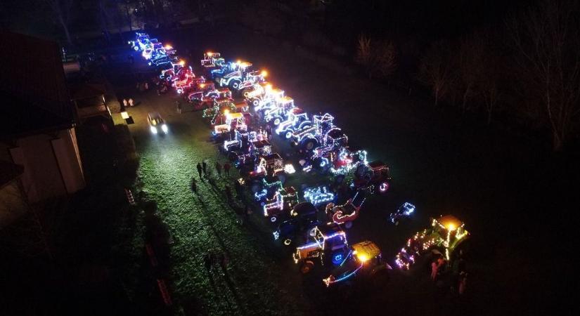 Fényáradatban úszó traktorok járták körbe Kálozt (Videóval)