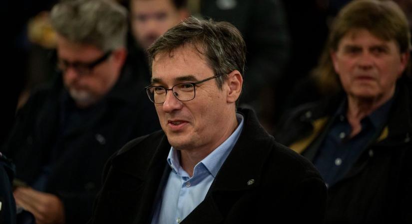 Karácsony továbbra is a kormányra mutogat és a Karmelitánál tüntet