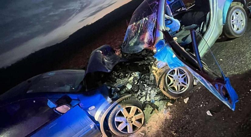 Többen súlyosan megsérültek a Csepregnél történt frontális karambolban - fotók