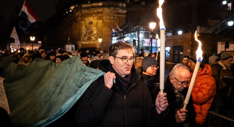 A rendkívüli ülés után tüntetők vonultak a Karmelita kolostorhoz