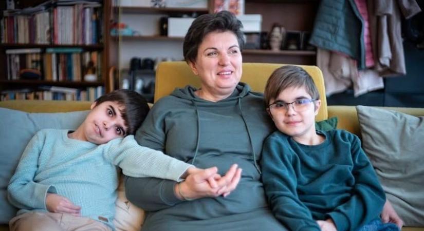 Kísérletregényt ír az egerszalóki Duchenne szindrómás testvérpár anyukája, gyűjtenek a gyerekeknek
