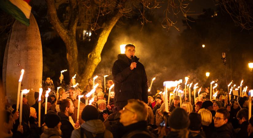 „A tét a város autonómiájának megőrzése” – Karácsony kétezer emberrel felgyalogolt a Karmelitába