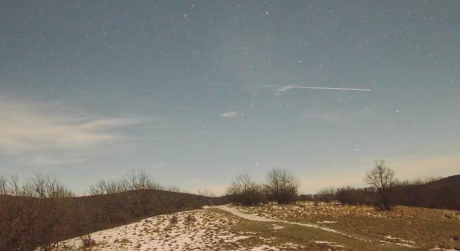 Szinte nappali világosságot okoz a 82 százalékos hold a hegytetőkön