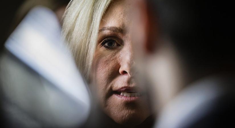 Komoly politikai tétje van annak, hogy a fitneszedzőből lett konteókirálynő látványosan hátat fordított Trumpnak