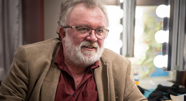 Csuja Imre először beszél a saját életéről a színpadon