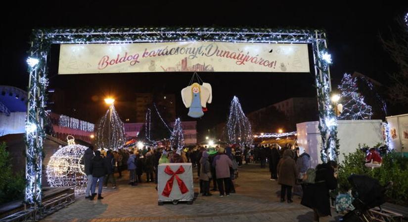 Ünnepi fények és adventi forgatag varázsolta el a Városháza teret