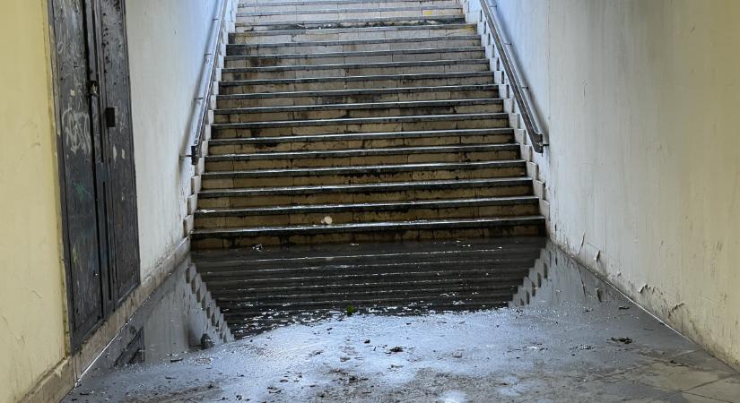 Elkezdték felújítani a Petőfi téri aluljáró lépcsőinek egy részét