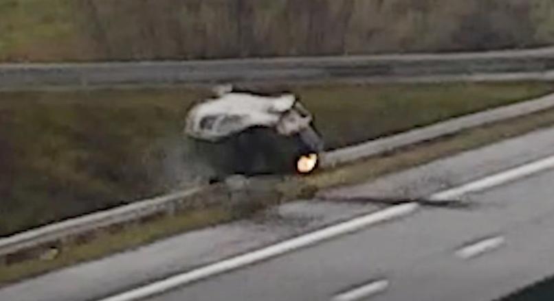 Szalagkorláttól szalagkorlátig csapódó autó mutatta meg, hogyan nem lehet menteni egy helyzetet