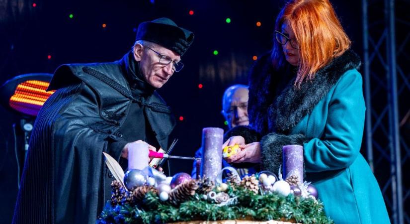 Meggyújtották az első gyertyát az adventi koszorún