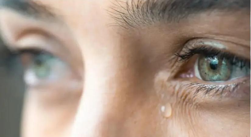 Sírva keres milliókat: vagyonokért árulja a könnyeit egy nő