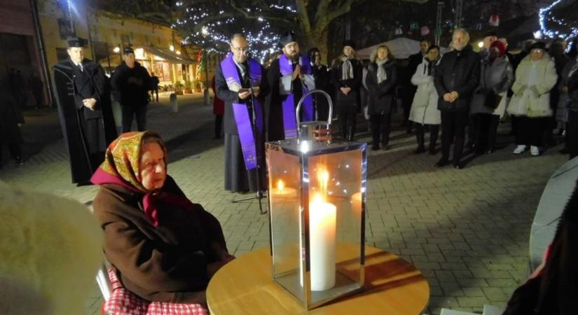 101 éves néni gyújtotta meg az adventi koszorú első gyertyáját a párkányi korzón