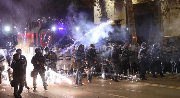 BBC: világháborús vegyi fegyverrel támadtak a grúz tüntetőkre