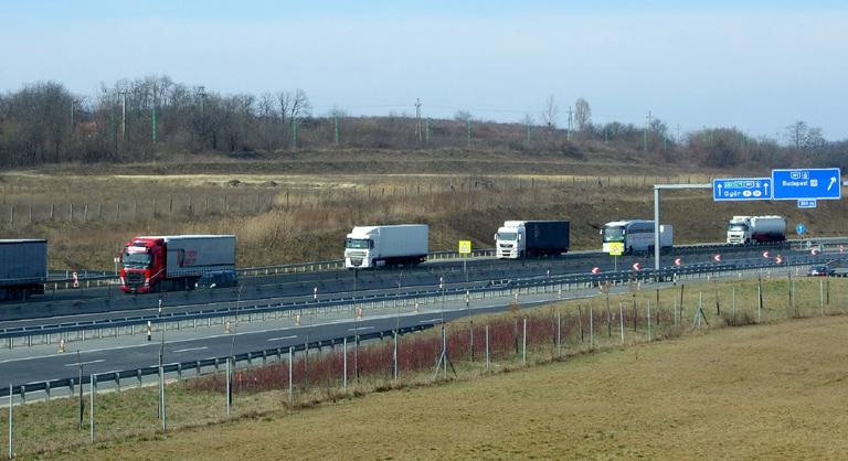 Kitereli a településekről a teherforgalmat a kormány
