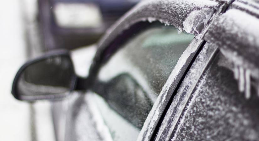 Vigyázz: ez a jégoldó módszer tönkreteheti az autódat – mégis rengetegen használják
