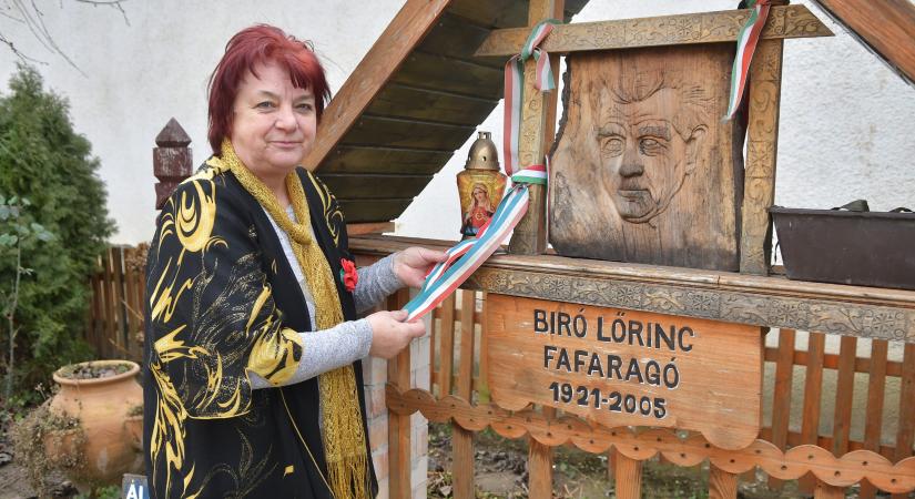 Emlékezetében tartja Bíró Lőrinc fafaragót a két falu